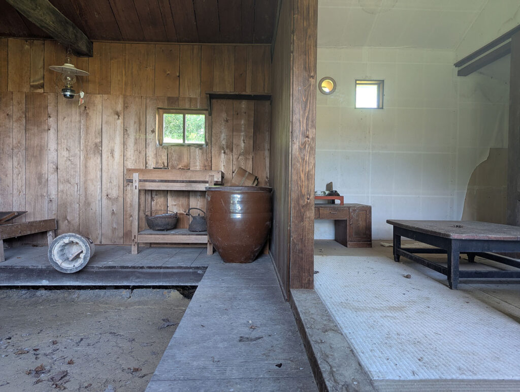 晩成社跡地に復元された依田勉三住居の内部。