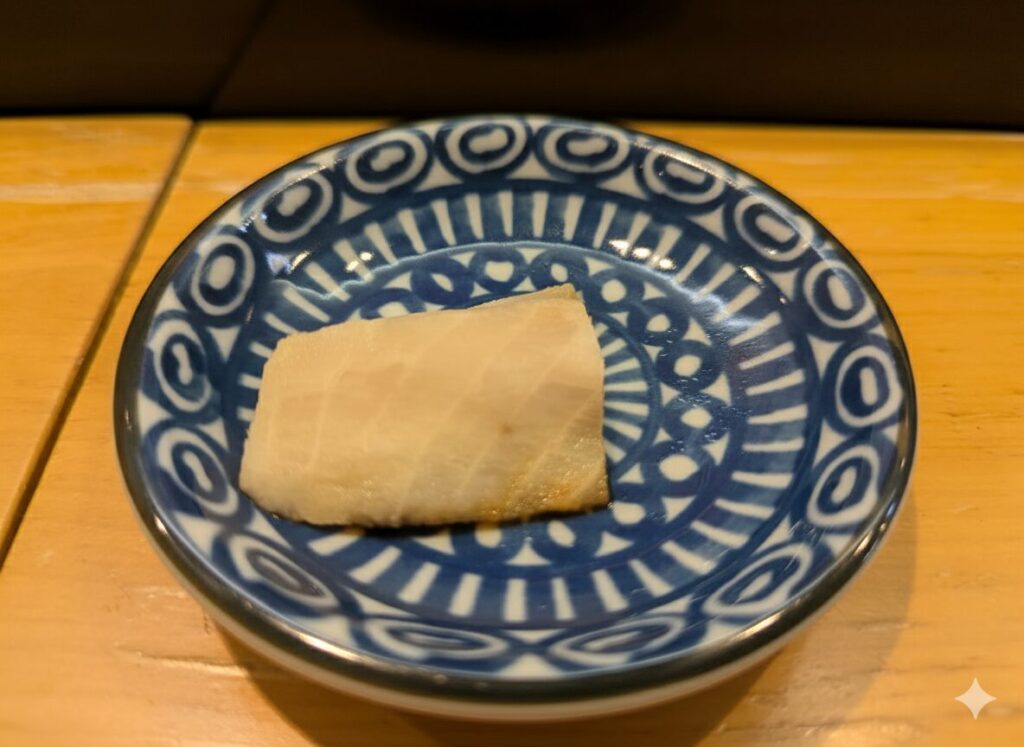 青い小皿に盛られたチョウザメのルイベ。