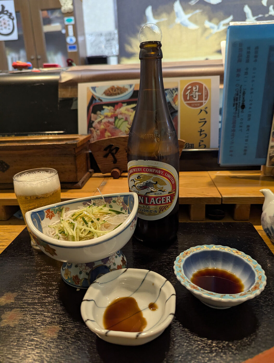 皮の和え物とビールの写真