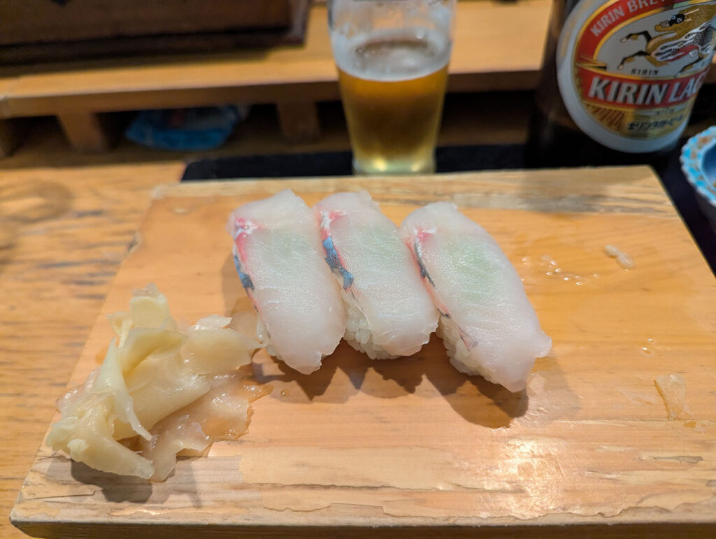 チョウザメの実の握り。白身魚とつぶ貝の秋田の食感