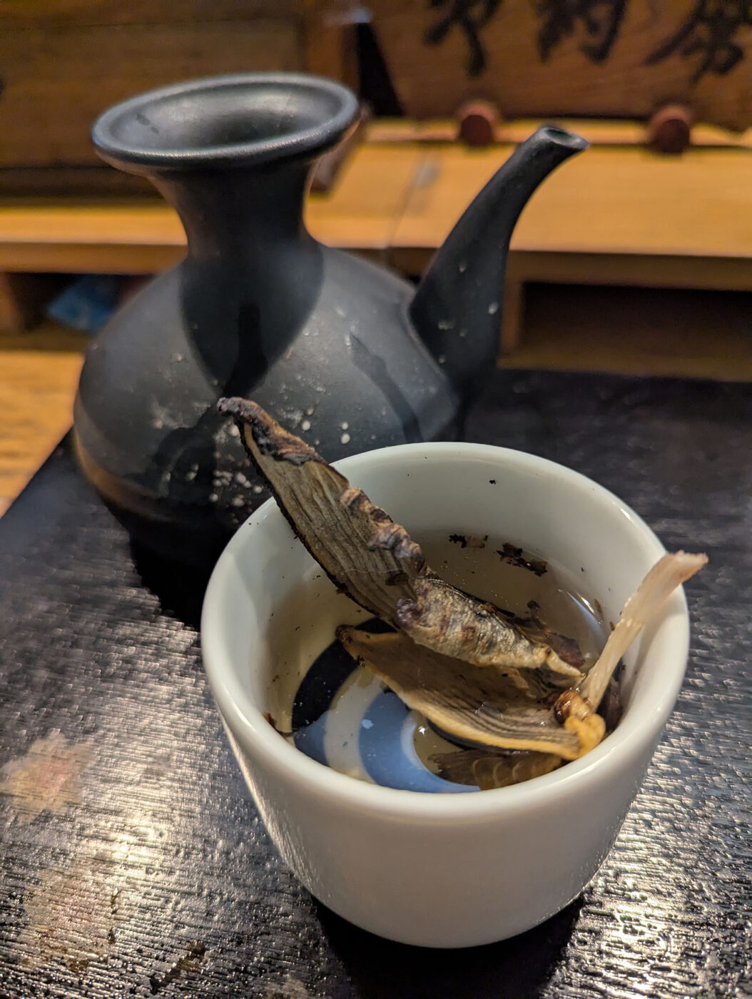 ヒレ酒：炙ったヒレを熱燗に沈め、香ばしさが広がる。