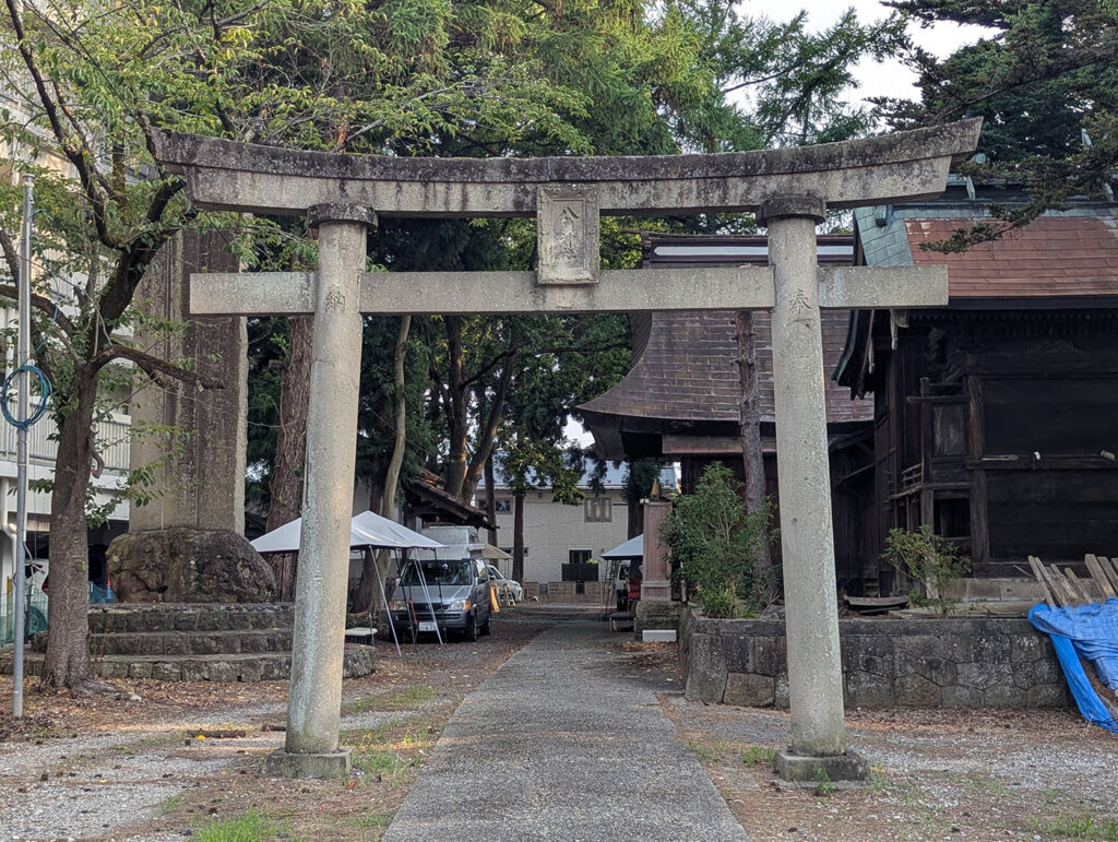 会津若松の神社の鳥居と境内、テントが張られた様子
