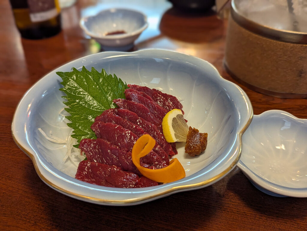 会津若松名物の馬刺しの皿