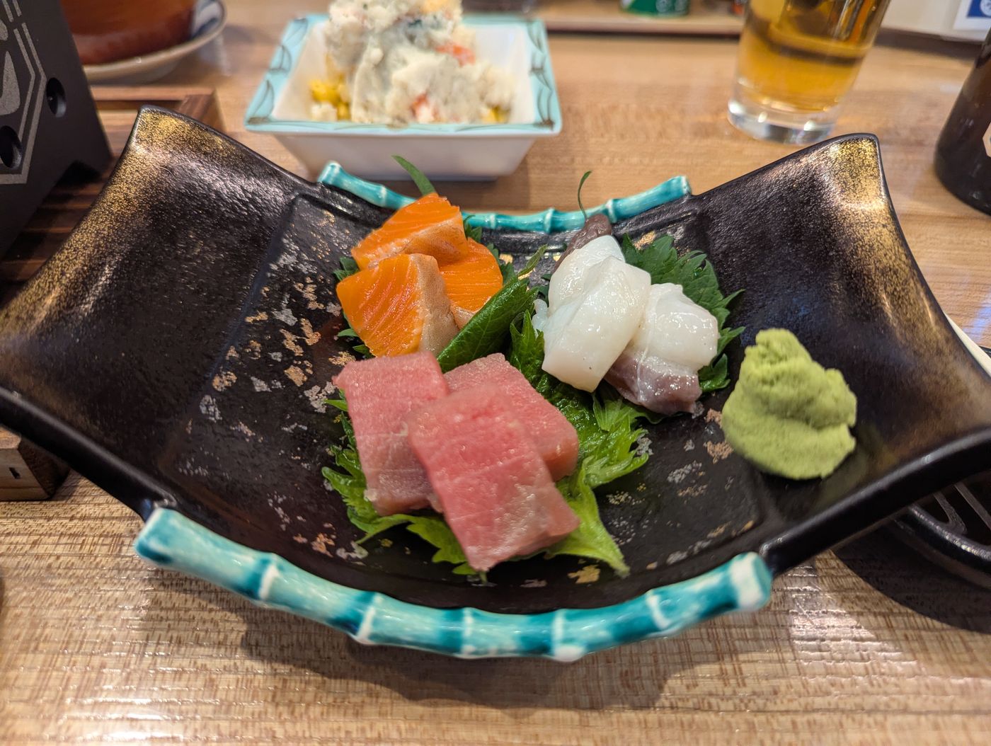 マグロ、サーモン、ホタテの刺身盛り合わせ