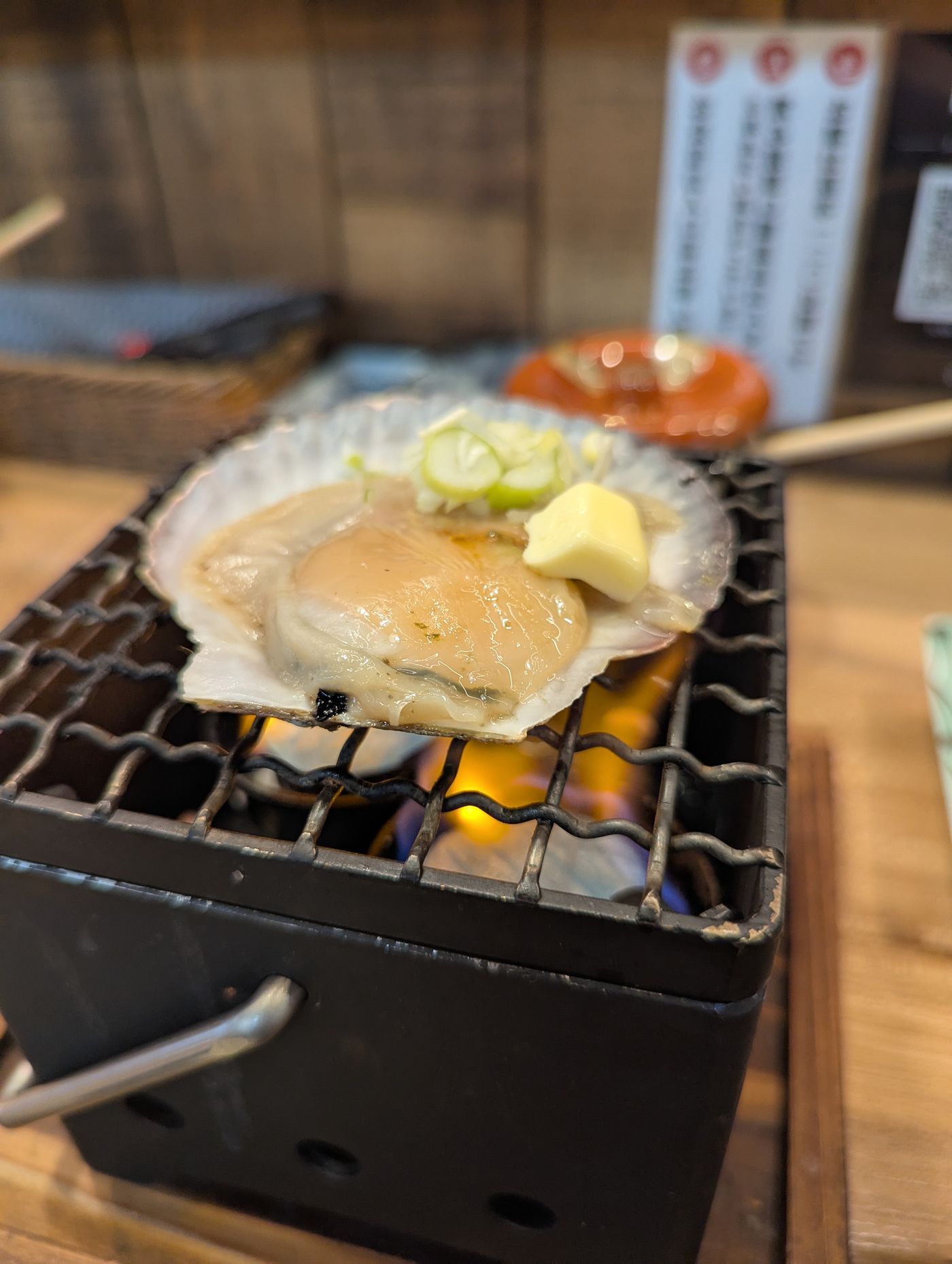 網の上で焼かれるホタテバター焼き